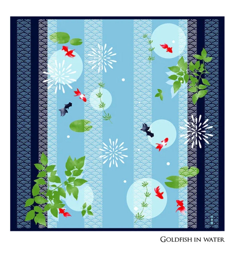Op de afbeelding: Een blauwe en witte stof met een herhalend patroon van goudvissen die in water zwemmen. De stof heeft ook groene bladeren en witte vuurwerk. De tekst "Goldfish in Water" is onderaan de stof gedrukt.