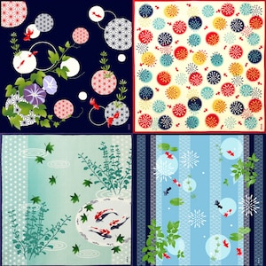 Op de afbeelding: Vier verschillende stoffen met een Japans thema. Het ontwerp linksboven heeft rode vissen, blauwe en witte bloemen en geometrische patronen op een donkerblauwe achtergrond. Het ontwerp rechtsboven heeft een witte achtergrond met rode, blauwe en gele cirkels met geometrische patronen. Het ontwerp linksonder heeft een lichtblauwe achtergrond met groene planten, rode vissen en geometrische patronen. Het ontwerp rechtsonder heeft een lichtblauwe achtergrond met blauwe en witte strepen, rode vissen en geometrische patronen.