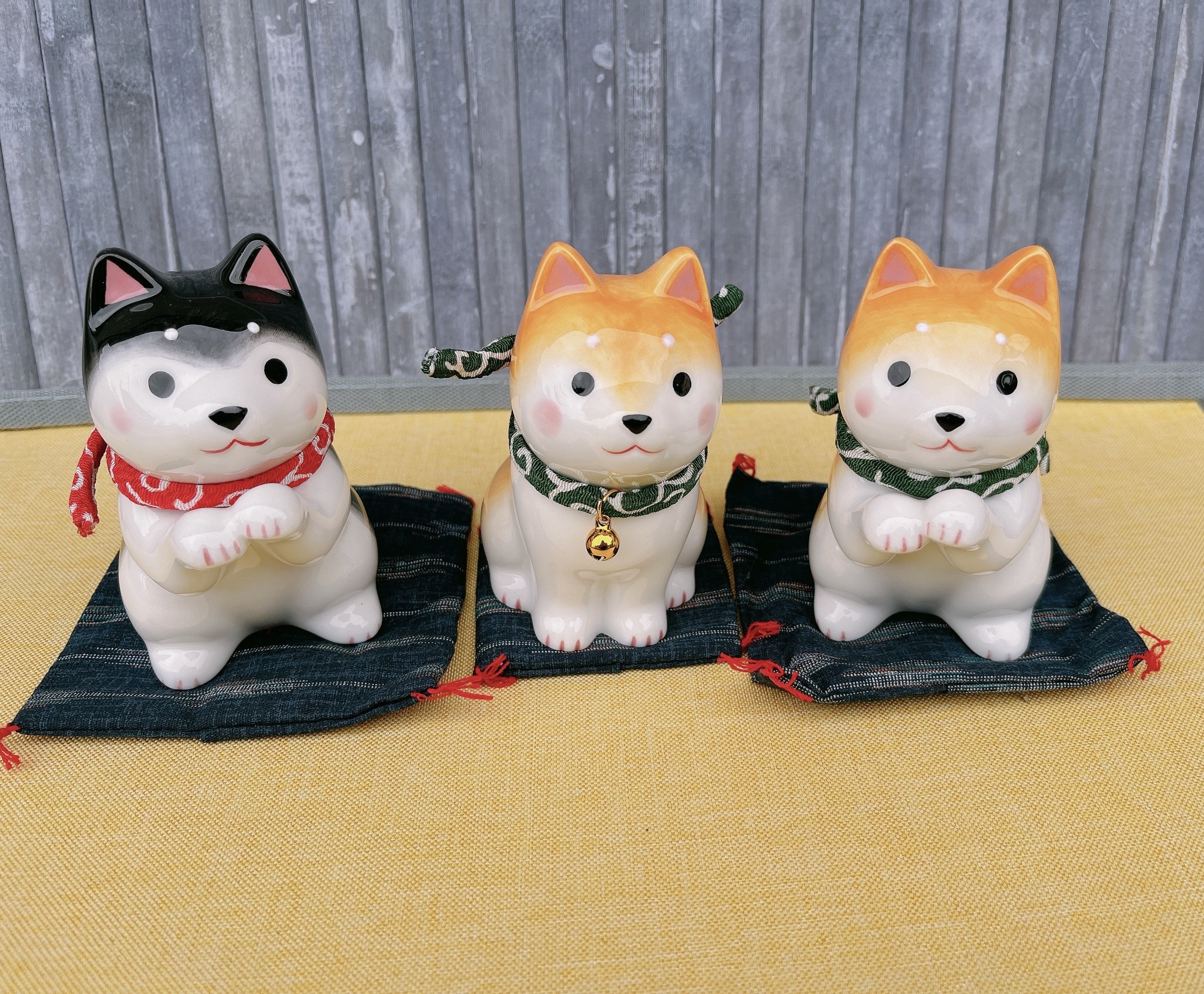 陶器で出来た犬の置物 日本の犬（柴犬）の陶器の置物：コレクション用の動物の彫像