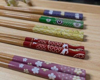 Set mit 5 Paar japanischen sich verjüngenden Essstäbchen: Einfach zu verwenden und zu halten, rutschfeste Oberfläche mit montierten spitzen Spitzen, verschiedene Farben und Designs