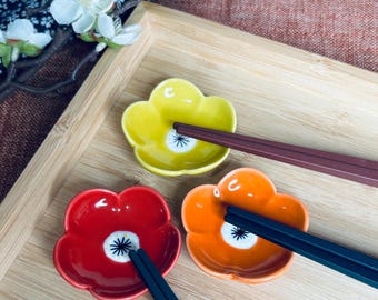 梅の花の箸置き / 鮮やかな色彩 I カトラリーレスト、ブラシホルダー