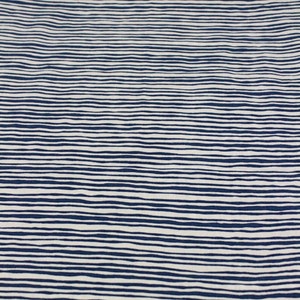 Puede incluir: Una tela con un patrón repetitivo de líneas horizontales azul marino sobre un fondo blanco. Las líneas tienen una apariencia ligeramente ondulada, creando un efecto texturizado. El diseño es simple y moderno.
