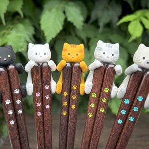 食器洗い機対応の猫用箸と箸置きのセット。黒、白、グレー、オレンジのトラ猫、三毛猫、シャム猫。猫好きの方へのプレゼントに！