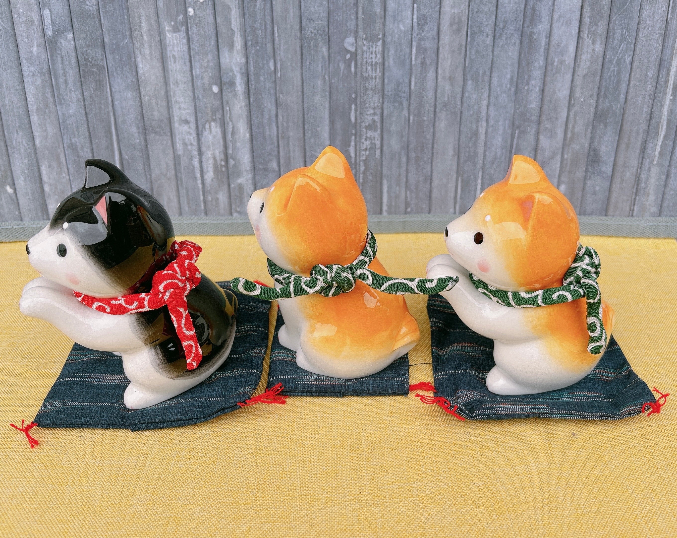 犬の置物 DECOPIA 17 陶器製台座付き 日本の犬（柴犬）の陶器の置物：コレクション用の動物の彫像