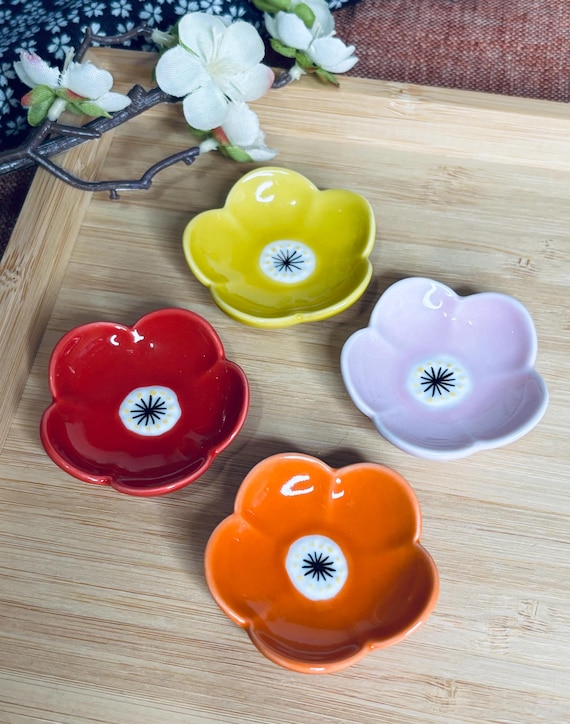 梅の花の箸置き / 鮮やかな色彩 I カトラリーレスト、ブラシホルダー