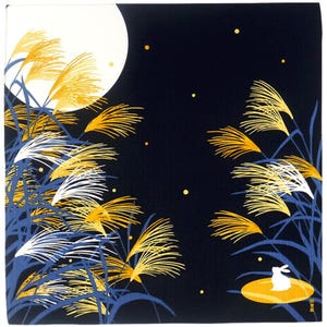 Könnte beinhalten: Quadratischer, dunkelblauer Stoff mit Vollmond und stilisierten gelben und weißen Schilf. Ein kleines weißes Kaninchen sitzt auf einer gelben Scheibe in der unteren rechten Ecke. Das Design umfasst blaues Gras und kleine gelbe Punkte.