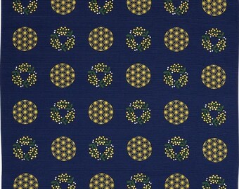 Puede incluir: Un cuadrado de tela azul con un patrón repetitivo de círculos amarillos. Cada círculo contiene un diseño diferente, incluyendo una corona de flores amarillas y un patrón geométrico.