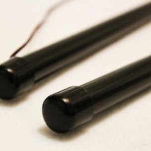 Puede incluir: Dos varillas para cortinas negras con extremos redondos y un cordón unido a un extremo.