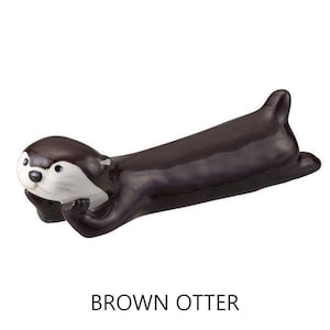 Otter ätpinnsstöd: Bestickstöd, borsthållare, pennstöd, miniatyrdjursfigur i keramik I Perfekt present till djurälskare! Brown otter