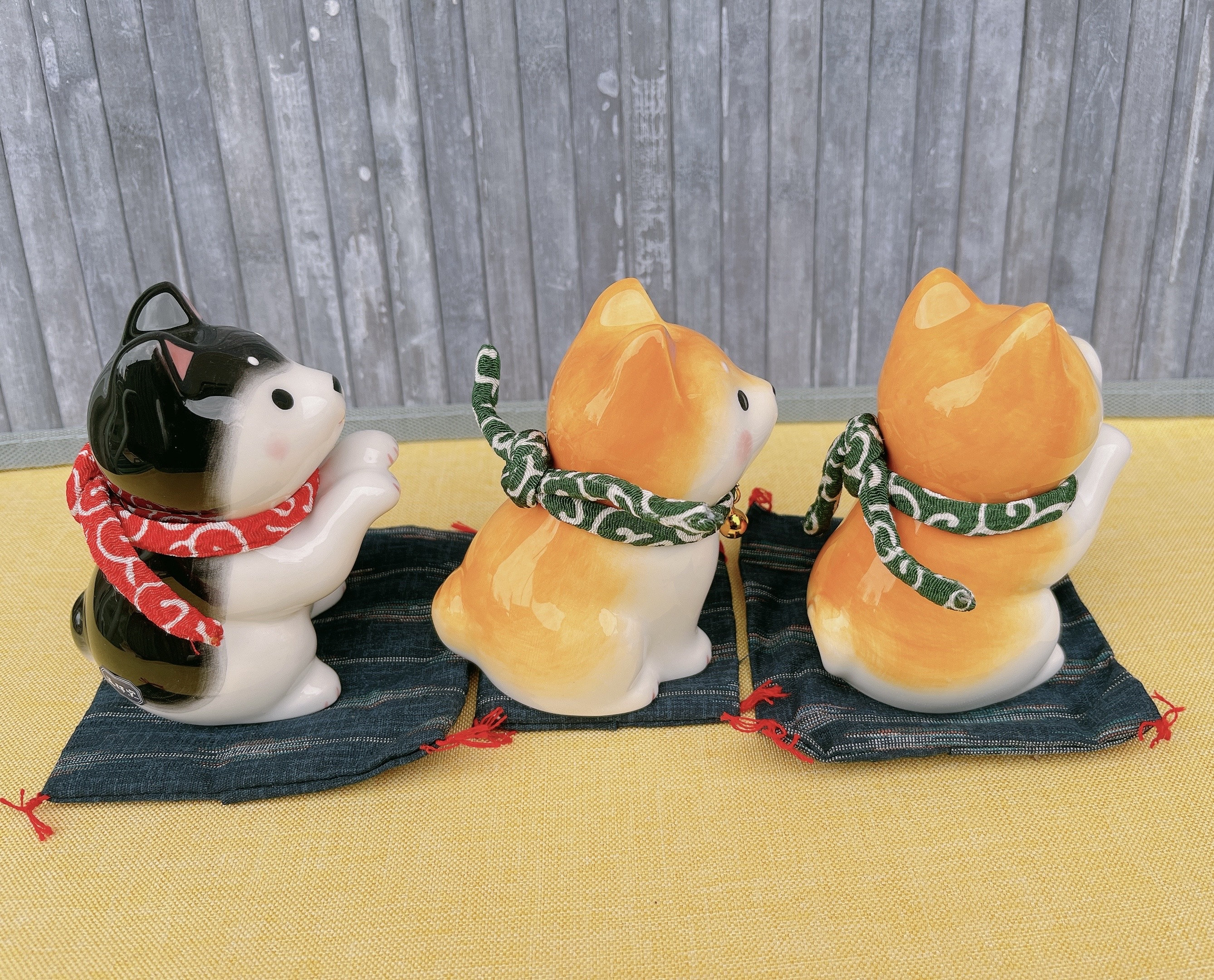 日本の犬（柴犬）の陶器の置物：コレクション用の動物の彫像