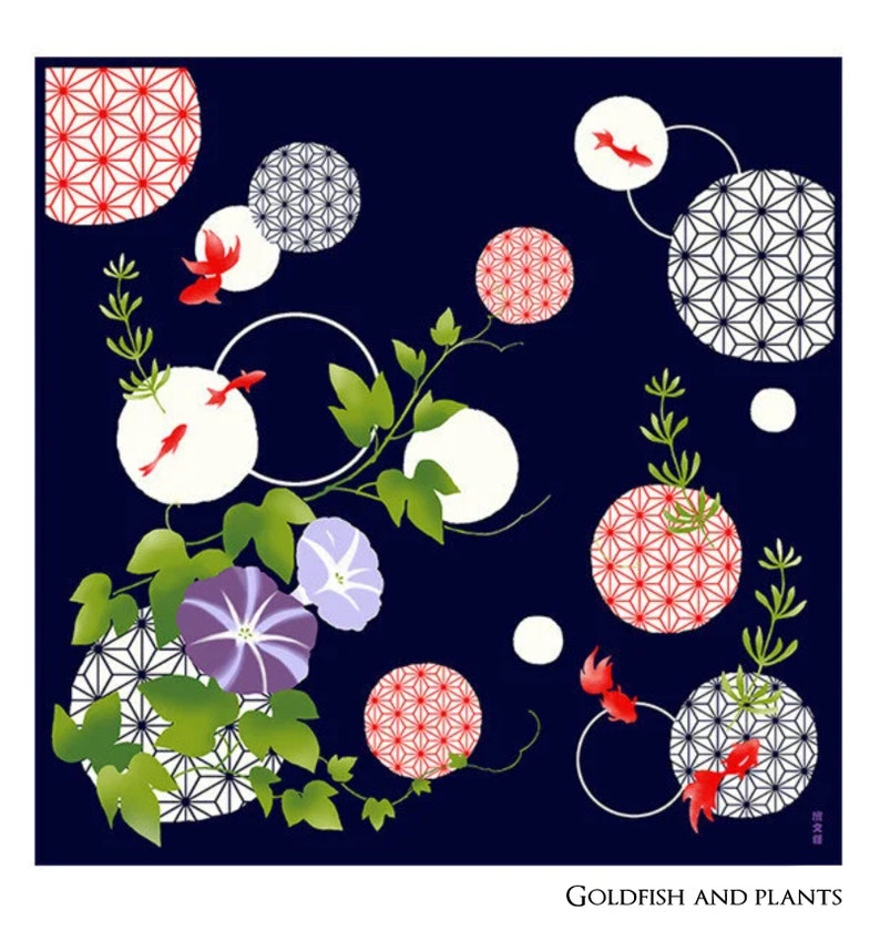 Op de afbeelding: Een marineblauwe achtergrond met witte en rode geometrische cirkels, witte cirkels met rode goudvissen en groene wijnstokken met paarse en witte bloemen. De tekst "Goldfish and Plants" staat onderaan de afbeelding.