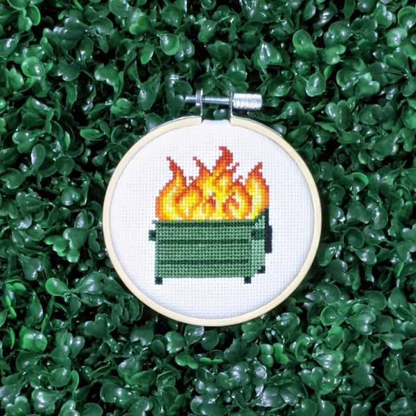 Mini schema punto croce fuoco cassonetto, piccolo ricamo sovversivo, ornamento divertente, meme spazzatura in fiamme, immondizia PDF download immediato
