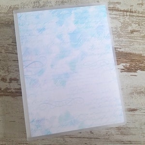 Puede incluir: Un protector de hojas de pl&aacute;stico transparente con un fondo azul claro y un patr&oacute;n tenue de escritura cursiva. El protector de hojas est&aacute; dise&ntilde;ado para proteger el papel u otros materiales de da&ntilde;os.