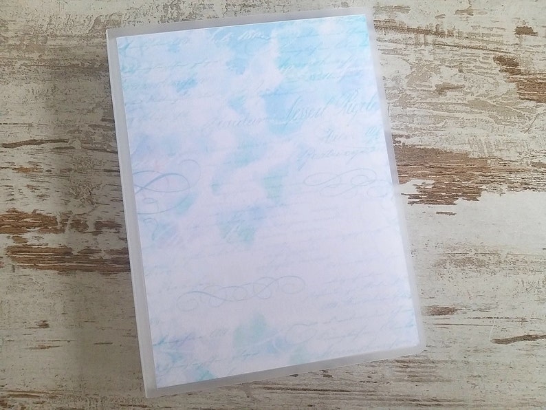 Puede incluir: Un protector de hojas de pl&aacute;stico transparente con un fondo azul claro y un patr&oacute;n tenue de escritura cursiva. El protector de hojas est&aacute; dise&ntilde;ado para proteger el papel u otros materiales de da&ntilde;os.