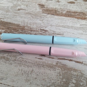 Pastel fountain pen with push button