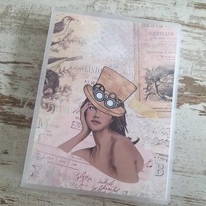 Puede incluir: Una portada de diario de estilo vintage con un collage de im&aacute;genes, incluyendo una mujer con un sombrero y gafas de estilo steampunk, p&aacute;jaros y texto. El fondo es de color rosa claro con un aspecto descolorido y desgastado.