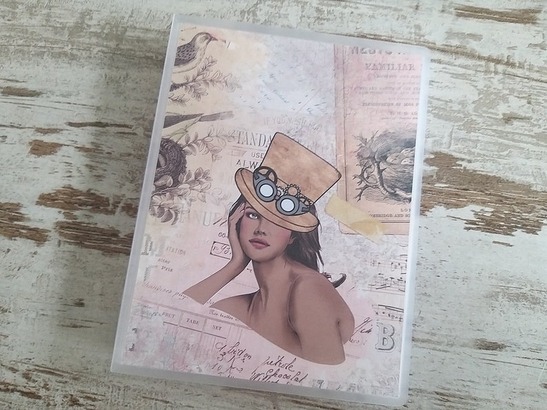 Puede incluir: Una portada de diario de estilo vintage con un collage de im&aacute;genes, incluyendo una mujer con un sombrero y gafas de estilo steampunk, p&aacute;jaros y texto. El fondo es de color rosa claro con un aspecto descolorido y desgastado.