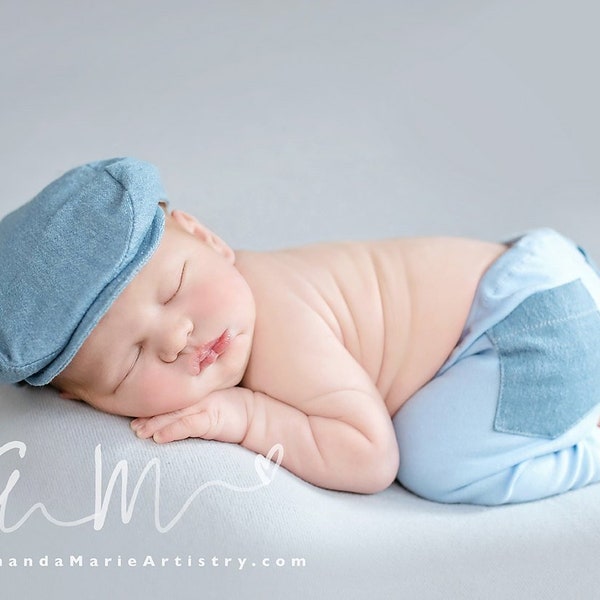 Casquette plate en denim léger et ensemble de pantalon assorti - accessoire photo de bébé garçon - vêtements de bébé - modèle de cru - chapeau plat nouveau-né- chapeau de bébé