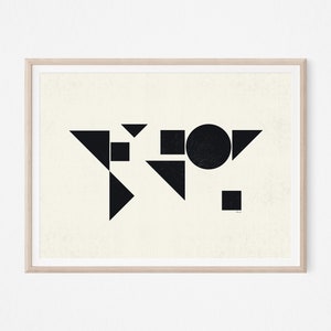 Pode incluir: Impressão de arte geométrica abstrata em preto e branco com uma variedade de formas, incluindo triângulos, quadrados e um círculo. A impressão é emoldurada em uma moldura de madeira clara.