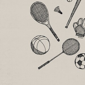 K&ouml;nnte beinhalten: Schwarz-Wei&szlig;-Illustration verschiedener Sportger&auml;te, darunter ein Tennisschl&auml;ger, ein Basketball, ein Baseballschl&auml;ger, ein Fu&szlig;ball, ein Federballschl&auml;ger, ein Baseball und ein Federball. Der Text "Close Up" befindet sich unten.