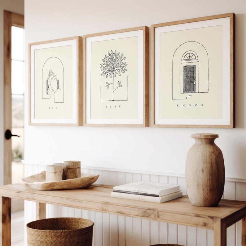 Puede incluir: Tres impresiones art&iacute;sticas enmarcadas con dibujos lineales minimalistas. Las impresiones presentan una mano, un &aacute;rbol y una puerta, cada una con una palabra debajo: "AIR", "SEEK" y "KNOCK". Los marcos son de color marr&oacute;n claro y el fondo es blanquecino.