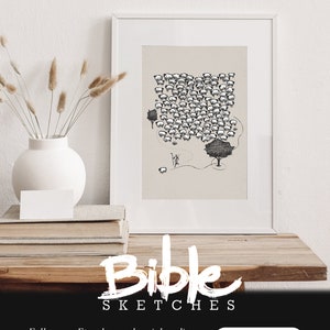 K&ouml;nnte beinhalten: Eine Schwarzwei&szlig;illustration einer Schafherde mit einem Hirten und einem Baum. Die Illustration ist gerahmt und auf einem Holztisch mit einer Vase mit Trockenblumen ausgestellt. Der Text "Bible Sketches" ist unter dem Rahmen zu sehen.