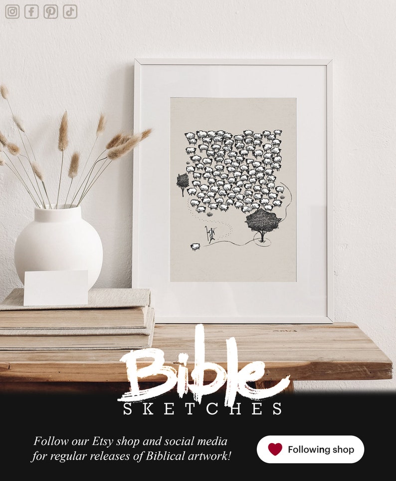 K&ouml;nnte beinhalten: Eine Schwarzwei&szlig;illustration einer Schafherde mit einem Hirten und einem Baum. Die Illustration ist gerahmt und auf einem Holztisch mit einer Vase mit Trockenblumen ausgestellt. Der Text "Bible Sketches" ist unter dem Rahmen zu sehen.