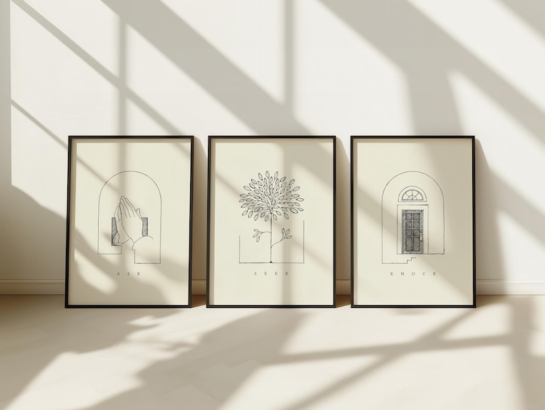 Puede incluir: Tres impresiones art&iacute;sticas enmarcadas con dibujos lineales minimalistas. Las impresiones presentan un par de manos, un &aacute;rbol y una puerta, cada uno sobre un fondo crema. Las palabras "ASK", "SEEK" y "KNOCK" est&aacute;n escritas debajo.