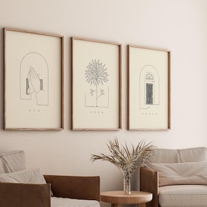 Puede incluir: Tres impresiones art&iacute;sticas enmarcadas con dibujos lineales minimalistas. Las impresiones presentan un par de manos, un &aacute;rbol y una puerta, cada uno dentro de un arco o marco simple. Los marcos son de color marr&oacute;n claro y el fondo es beige neutro.