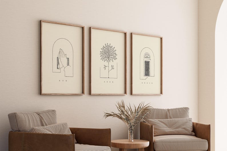 Puede incluir: Tres impresiones art&iacute;sticas enmarcadas con dibujos lineales minimalistas. Las impresiones presentan un par de manos, un &aacute;rbol y una puerta, cada uno dentro de un arco o marco simple. Los marcos son de color marr&oacute;n claro y el fondo es beige neutro.