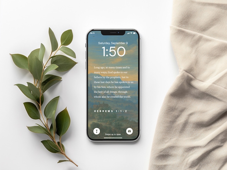 Pu&ograve; includere: Uno smartphone che mostra un versetto biblico di Ebrei 1:1-2 su uno sfondo bianco. Il versetto recita: "In passato, Dio ha parlato ai nostri padri molte volte e in molti modi attraverso i profeti, ma in questi ultimi giorni ci ha parlato attraverso il suo Figlio, che ha costituito erede di tutte le cose, attraverso il quale ha anche creato il mondo." L'ora sul telefono &egrave; 1:50.