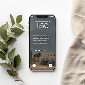 Pu&ograve; includere: Uno smartphone che mostra una schermata di blocco con una citazione dalla Bibbia, 1 Giovanni 1:9, "Se confessiamo i nostri peccati, egli &egrave; fedele e giusto per perdonarci i nostri peccati e purificarci da ogni ingiustizia." L'immagine di sfondo &egrave; un dipinto di un gruppo di persone in un paesaggio. L'ora &egrave; 1:50 e la data &egrave; sabato 9 settembre.