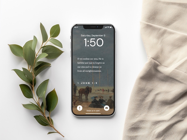 Pu&ograve; includere: Uno smartphone che mostra una schermata di blocco con una citazione dalla Bibbia, 1 Giovanni 1:9, "Se confessiamo i nostri peccati, egli &egrave; fedele e giusto per perdonarci i nostri peccati e purificarci da ogni ingiustizia." L'immagine di sfondo &egrave; un dipinto di un gruppo di persone in un paesaggio. L'ora &egrave; 1:50 e la data &egrave; sabato 9 settembre.