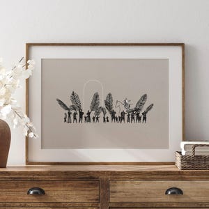 Puede incluir: Una ilustración en blanco y negro de una multitud de personas que sostienen ramas de palma, con una persona montando a caballo en el centro. La ilustración está enmarcada en un marco de madera marrón claro.