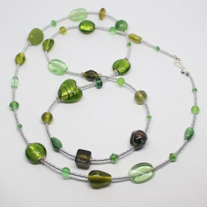 Långt halsband med glaspärlor i gröna toner, grönt långt pärlhalsband, Lyxigt långt halsband med gröna glaspärlor, Present till henne