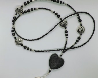 Cordón para identificación con difusor de lava negra con cuentas en forma de corazón, hecho a mano, para porta credencial de crucero, cordón para aceites esenciales, cordón para identificación de trabajo, regalo para ella