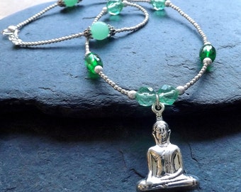 Halsband med blandade gröna glaspärlor i silver, Buddha