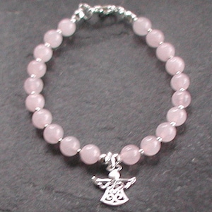 Może przedstawiać: Bransoletka z koralik&oacute;w r&oacute;żowego kwarcu z zawieszką w kształcie anioła ze srebra. Bransoletka wykonana jest z okrągłych koralik&oacute;w i ma srebrną klamrę.