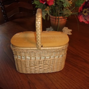 Vintage Wicker Pocketbook/Purse Basket  with removable lid  --   Pocketbook, Sewing basket,  Medicine storage,  Large utensil caddy, etc.