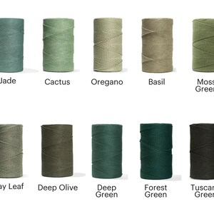Puede incluir: Diez carretes de hilo de algod&oacute;n en varios tonos de verde, incluyendo jade, cactus, or&eacute;gano, albahaca, verde musgo, laurel, oliva oscuro, verde oscuro, verde bosque y verde toscano.