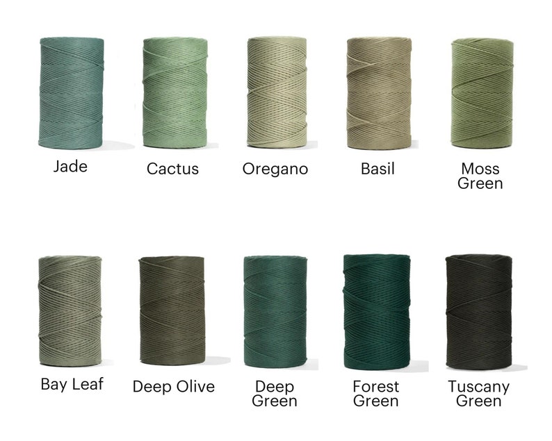 Puede incluir: Diez carretes de hilo de algod&oacute;n en varios tonos de verde, incluyendo jade, cactus, or&eacute;gano, albahaca, verde musgo, laurel, oliva oscuro, verde oscuro, verde bosque y verde toscano.