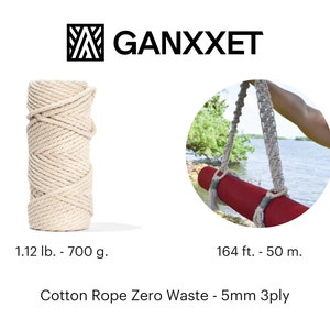 K&ouml;nnte beinhalten: Eine Rolle aus nat&uuml;rlichem Baumwollseil, 5 mm dick, mit einer L&auml;nge von 164 Fu&szlig; oder 50 Metern. Das Seil wird verwendet, um eine rote Yogamatte zu tragen. Das Seil ist mit "Cotton Rope Zero Waste - 5mm 3ply" beschriftet.