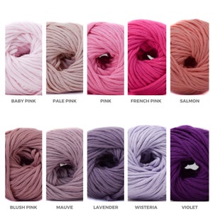 Puede incluir: Una colecci&oacute;n de 10 ovillos de lana en varios tonos de rosa y morado, incluyendo rosa beb&eacute;, rosa p&aacute;lido, rosa, rosa franc&eacute;s, salm&oacute;n, rosa rubor, malva, lavanda, glicinia y violeta.