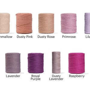 K&ouml;nnte beinhalten: Sortiment von 10 Spulen Baumwollseil in verschiedenen Farben, darunter staubiges Rosa, staubiges Ros&eacute;, Lavendel, K&ouml;nigsblau und Himbeere. Das Seil ist perfekt f&uuml;r Bastelprojekte.