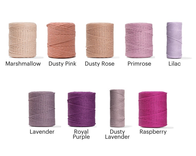 K&ouml;nnte beinhalten: Sortiment von 10 Spulen Baumwollseil in verschiedenen Farben, darunter staubiges Rosa, staubiges Ros&eacute;, Lavendel, K&ouml;nigsblau und Himbeere. Das Seil ist perfekt f&uuml;r Bastelprojekte.