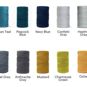 Puede incluir: Diez carretes de cuerda de algod&oacute;n en varios colores, incluyendo azul verdoso, azul, gris, amarillo y verde. Los carretes est&aacute;n dispuestos en dos filas de cinco.