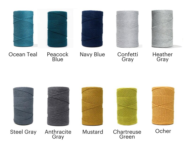 Puede incluir: Diez carretes de cuerda de algod&oacute;n en varios colores, incluyendo azul verdoso, azul, gris, amarillo y verde. Los carretes est&aacute;n dispuestos en dos filas de cinco.