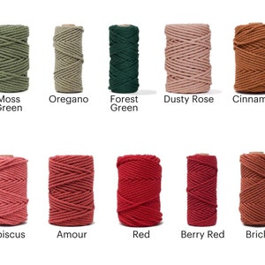 K&ouml;nnte beinhalten: Zehn Spulen Baumwollseil in verschiedenen Farben, darunter Moosgr&uuml;n, Oregano, Waldgr&uuml;n, Staubrosa, Zimt, Hibiskus, Amour, Rot, Beerrot und Ziegel.