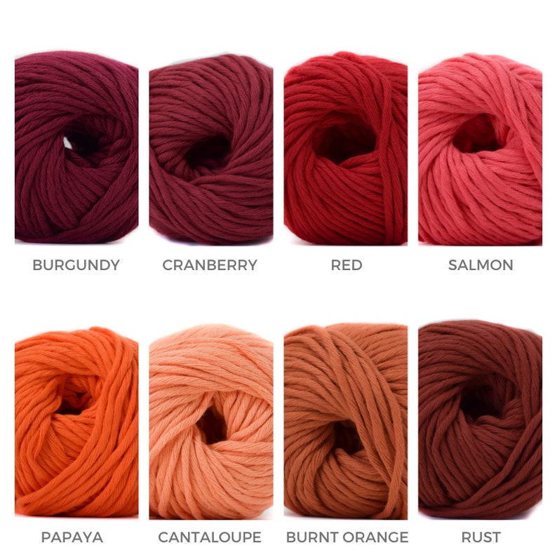 Puede incluir: Ocho ovillos de lana en varios tonos de rojo y naranja. Los colores son: Borgo&ntilde;a, Ar&aacute;ndano, Rojo, Salm&oacute;n, Papaya, Mel&oacute;n, Naranja quemado y &Oacute;xido.