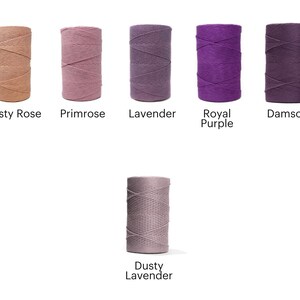 Puede incluir: Seis carretes de cord&oacute;n de algod&oacute;n en varios tonos de morado, rosa y beige. Los colores son Rosa Polvoriento, Primrose, Lavanda, P&uacute;rpura Real, Damasco y Lavanda Polvoriento.